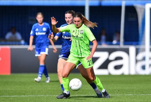 Schalke 04 vs. SGS Essen ** FOR EDITORIAL PURPOSES ONLY ** EDITORIAL USE ONLY ** Women s soccer, DFB Cup, 1st round: Schalke 04 vs. SGS Essen on September 27, 2026, at the Parkstadion in Gelsenkirchen. Lia Henkelmann (SGS Essen) in the foreground; Demi Victoria Pagel (Schalke 04) in the background. Gelsenkirchen, North Rhine-Westphalia, Germany. Copyright ThorstenxTillmann Copyright: ThorstenxTillmann doc87s7t3nji0h17whouh52 ,EDITORIAL USE ONLY Copyright: ThorstenxTillmann