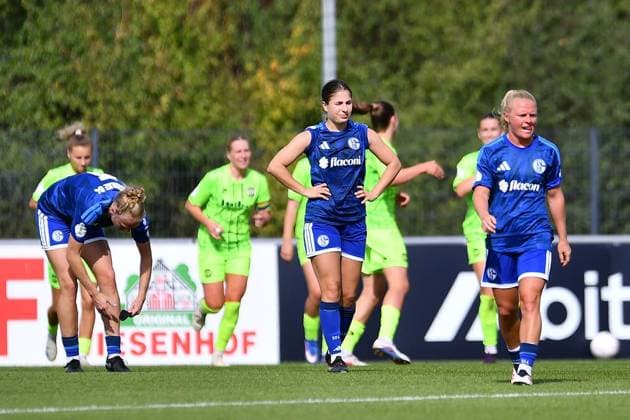 Schalke 04 vs. SGS Essen ** FOR EDITORIAL USE ONLY ** EDITORIAL USE ONLY ** Women s Soccer, DFB Cup First Round: Schalke 04 vs. SGS Essen on September 27, 2026, at the Parkstadion in Gelsenkirchen. The Schalke players after the 1–2 loss. Germany, North Rhine-Westphalia, Gelsenkirchen. Copyright ThorstenxTillmann Copyright: ThorstenxTillmann doc87s7t5ckn9t79s7the2 ,EDITORIAL USE ONLY Copyright: ThorstenxTillmann