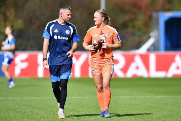Schalke 04 vs. SGS Essen ** FOR EDITORIAL USE ONLY ** EDITORIAL USE ONLY ** Women s soccer, DFB Cup, 1st round: Schalke 04 vs. SGS Essen on September 27, 2026, at the Parkstadion in Gelsenkirchen. Josefine Osigus of Schalke 04, on the right with the goalkeeper coach. Germany, North Rhine-Westphalia, Gelsenkirchen. Copyright ThorstenxTillmann Copyright: ThorstenxTillmann doc87s7t5fgy11tkcudhlk ,EDITORIAL USE ONLY Copyright: ThorstenxTillmann