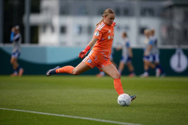 Soccer I Women s I 2026–2027 Season I DFB Cup I FC Schalke 04 vs. SGS Essen I September 27, 2026 Julia Matuszek 1, FC Schalke 04 shoots the ball; Free kick, Close-up, Portrait, Single photo, Single image, Body; Gelsenkirchen, Parkstadion, North Rhine-Westphalia, Germany Copyright: xLobeca CedricxSiefkerx