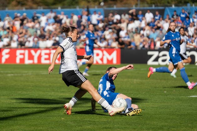 September 27, 2026, xjyhynx, Women s DFB Cup First Round, Karlsruher SC vs. Eintracht Frankfurt, from left: Ainhoa Alguacil, 26, Eintracht Frankfurt in a tackle with Emily Evels, 25, Karlsruher SC, Karlsruhe