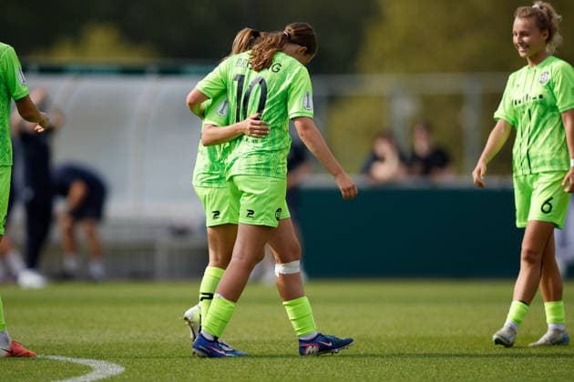 Soccer I Women s I 2026–2027 Season I DFB Cup I FC Schalke 04 vs. SGS Essen I September 27, 2026 Antonia Baaß 8, SGS Essen and Laura Bröring 10, SGS Essen celebrate a goal and hug each other at Gelsenkirchen Parkstadion, North Rhine-Westphalia, Germany Copyright: xLobeca CedricxSiefkerx