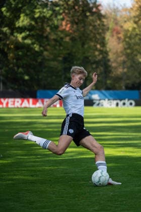 September 27, 2026, xjyhynx, Women s DFB Cup First Round, Karlsruher SC vs. Eintracht Frankfurt, from left: Paulina Krumbiegel, 27, Eintracht Frankfurt on a cross by Karlsruhe