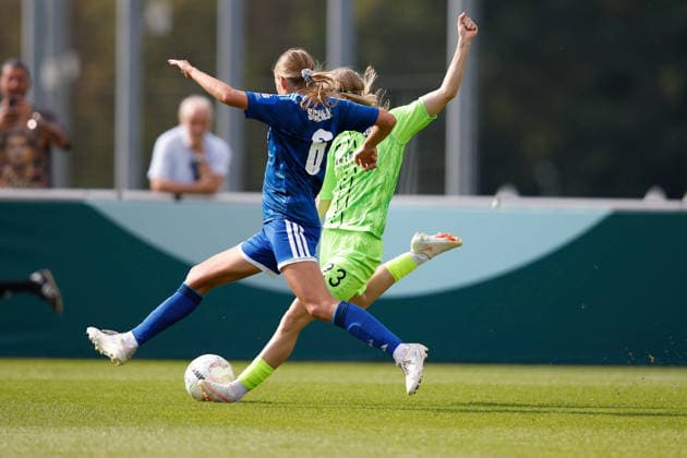 Soccer I Women s I 2026–2027 Season I DFB Cup I FC Schalke 04 vs. SGS Essen I September 27, 2026 Pia Rybacki 6, FC Schalke 04 and Vanessza Nagy 13, SGS Essen in a tackle at Gelsenkirchen’s Parkstadion, North Rhine-Westphalia, Germany Copyright: xLobeca CedricxSiefkerx
