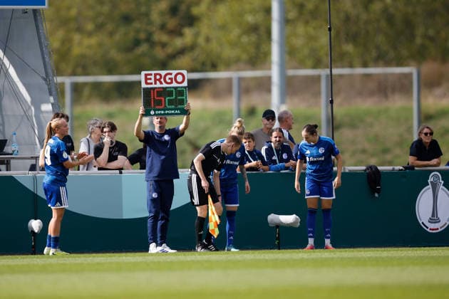 Soccer I Women s I 2026–2027 Season I DFB Cup I FC Schalke 04 vs. SGS Essen I September 27, 2026 Substitution for Schalke 04: Chaleen Klöß (15), FC Schalke 04 leaves the field and Julia Debitzki (23), FC Schalke 04, enters Gelsenkirchen Parkstadion, North Rhine-Westphalia, Germany Copyright: xLobeca CedricxSiefkerx