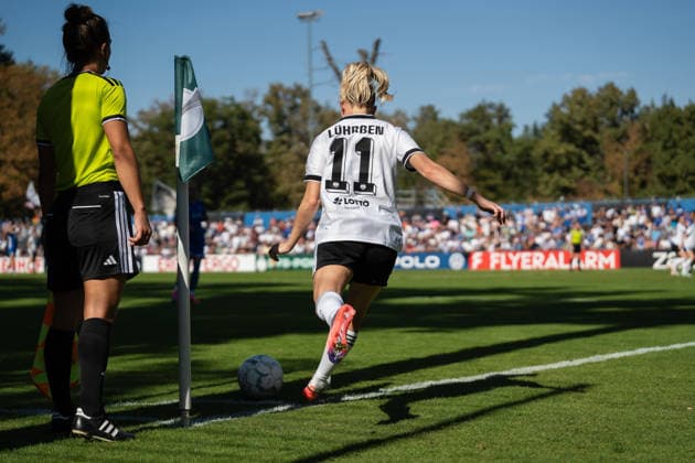 September 27, 2026, xjyhynx, Women s DFB Cup First Round, Karlsruher SC vs. Eintracht Frankfurt, from left: Nina Lührßen 11, Eintracht Frankfurt takes a corner kick from Karlsruhe