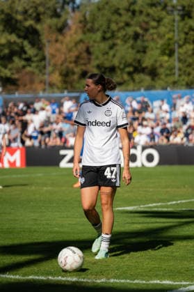 September 27, 2026, xjyhynx, Women s DFB Cup First Round, Karlsruher SC vs. Eintracht Frankfurt, from left: Larissa Mühlhaus 47, Eintracht Frankfurt runs toward the corner kick for Karlsruhe