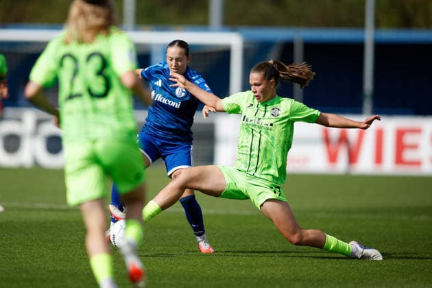 Soccer Women s 2026–2027 Season DFB Cup FC Schalke 04 vs. SGS Essen September 27, 2026 Bonny Lammers 9, FC Schalke 04 and Karla Brinkmann 17, SGS Essen in a tackle at Gelsenkirchen’s Parkstadion, North Rhine-Westphalia, Germany Copyright: xLobeca CedricxSiefkerx