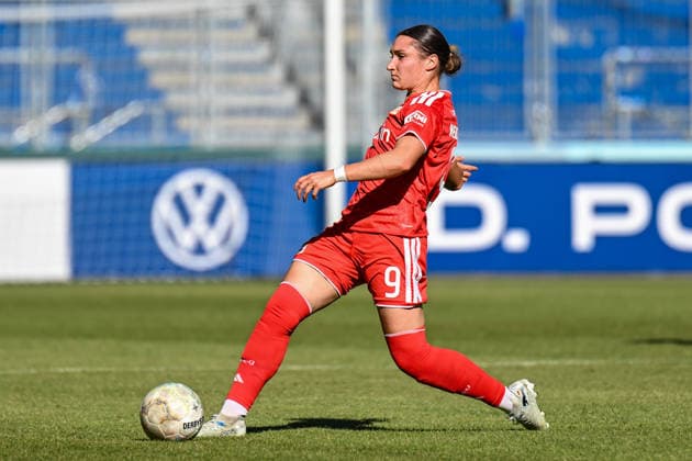 Soccer I Women s I 2026–2027 Season I DFB Cup I 1 FC Magdeburg vs. 1 FC Union Berlin I September 27, 2026 Sophie Weidauer 9, 1 FC Union Berlin plays the ball; cutout, close-up, portrait, single photo, single image, body; Magdeburg, Avnet Arena, Heinz Krügel Platz 1, Saxony-Anhalt, Germany Copyright: xLobeca InesxHähnelx