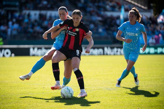 DFB Cup: FC Viktoria Berlin vs. Bayer 04 Leverkusen Berlin, September 27, 2026 DFB Women s Cup: Caroline KEHRER of Bayer 04 Leverkusen (No. 9) battles Anna HOEFKER of Viktoria Berlin (No. 26) during the match between FC Viktoria Berlin and Bayer 04 Leverkusen at Lichterfelde Stadium on September 27, 2026 in Berlin, Germany Copyright: xBEAUTIFULxSPORTS Kuehnx