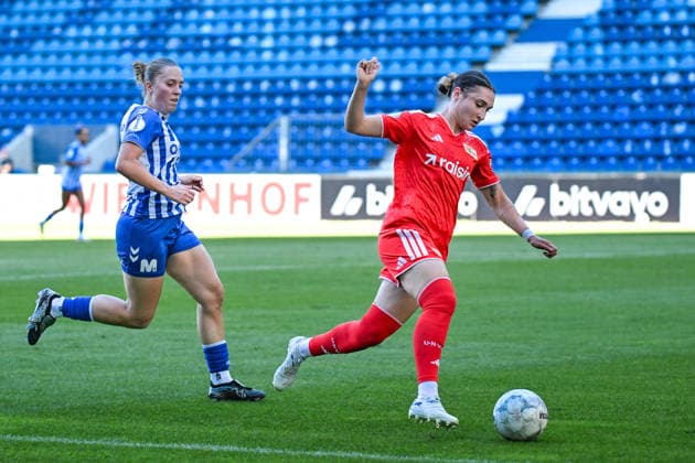 Soccer I Women s I 2026–2027 Season I DFB Cup I 1 FC Magdeburg vs. 1 FC Union Berlin I September 27, 2026 Tabea Alsleben 21, 1 FC Magdeburg, followed by Sophie Weidauer 9, 1 FC Union Berlin into the penalty area at Magdeburg’s Avnet Arena, Heinz Krügel Field, Saxony-Anhalt, Germany Copyright: xLobeca InesxHähnelx