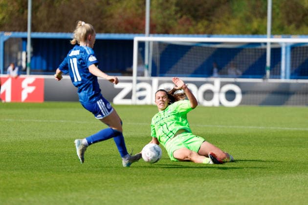 Soccer I Women s I 2026–2027 Season I DFB Cup I FC Schalke 04 vs. SGS Essen I September 27, 2026 Karla Brinkmann 17, SGS Essen makes a sliding tackle in a duel with Jolina Opladen 11, FC Schalke 04 Gelsenkirchen Parkstadion North Rhine-Westphalia Germany Copyright: xLobeca CedricxSiefkerx