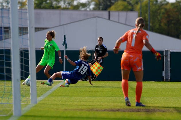 Soccer I Women s I 2026–2027 Season I DFB Cup I FC Schalke 04 vs. SGS Essen I September 27, 2026 Jule Schnieder 6, SGS Essen and Nele Schmidt (19), FC Schalke 04, in a tackle at the Parkstadion in Gelsenkirchen, North Rhine-Westphalia, Germany Copyright: xLobeca CedricxSiefkerx