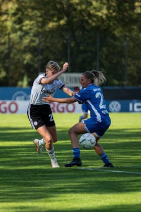 September 27, 2026, xjyhynx, Women s DFB Cup First Round, Karlsruher SC vs. Eintracht Frankfurt, from left: Paulina Krumbiegel, 27, Eintracht Frankfurt in a tackle with Laureen Deckenbach, 21, Karlsruher SC, Karlsruhe