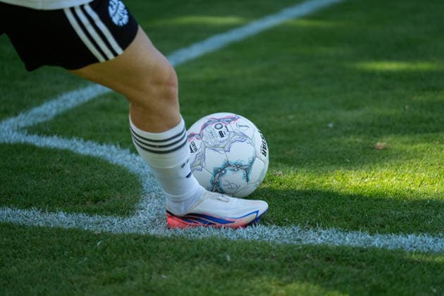 September 27, 2026, xjyhynx, Women s DFB Cup First Round, Karlsruher SC vs. Eintracht Frankfurt, v l Close-up of a corner kick by Nina Lührßen 11, Eintracht Frankfurt vs. Karlsruhe