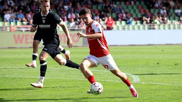 Regional League soccer match between Rot Weiß Oberhausen and SV Rödinghausen at the Niederrhein Stadium in Oberhausen ** FOR EDITORIAL PURPOSES ONLY ** EDITORIAL USE ONLY ** p Nils Winter, No. 23 of RWO, wearing a red jersey for Rot Weiß Oberhausen and SV Rödinghausen wearing black jerseys during the Regional League soccer match on Sunday, September 27, 2026, at the Niederrhein Stadium in Oberhausen. Photo by Frank Oppitz, FUNKE Photo Services. p Sports, Germany, North Rhine-Westphalia, Oberhausen. Copyright FrankxOppitz Copyright: FrankxOppitz doc87s8gaioldf162gflrj3 ,EDITORIAL USE ONLY Copyright: FrankxOppitz