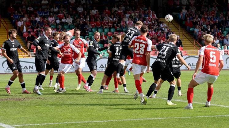 Regional League soccer match between Rot Weiß Oberhausen and SV Rödinghausen at the Niederrhein Stadium in Oberhausen ** FOR EDITORIAL USE ONLY ** EDITORIAL USE ONLY ** p Regional League soccer match between Rot Weiß Oberhausen (red jerseys) and SV Rödinghausen (black jerseys) on Sunday, September 27, 2026, at the Niederrhein Stadium in Oberhausen. Photo by Frank Oppitz, FUNKE Photo Services p Sports, Germany, North Rhine-Westphalia, Oberhausen. Copyright FrankxOppitz Copyright: FrankxOppitz doc87s8fekyao5u2lkcaa6 ,EDITORIAL USE ONLY Copyright: FrankxOppitz