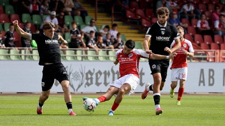 Regional League soccer match between Rot Weiß Oberhausen and SV Rödinghausen at the Niederrhein Stadium in Oberhausen ** FOR EDITORIAL PURPOSES ONLY ** EDITORIAL USE ONLY ** p Arda Süne 7 of RWO during the Regional League soccer match between Rot Weiß Oberhausen (red jerseys) and SV Rödinghausen (black jerseys) on Sunday, September 27, 2026, at the Niederrhein Stadium in Oberhausen. Photo by Frank Oppitz, FUNKE Photo Services. p Sports, Germany, North Rhine-Westphalia, Oberhausen. Copyright FrankxOppitz Copyright: FrankxOppitz doc87s8g88p5qunzsetaa6 ,EDITORIAL USE ONLY Copyright: FrankxOppitz