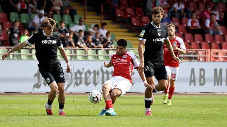 Regional League soccer match between Rot Weiß Oberhausen and SV Rödinghausen at the Niederrhein Stadium in Oberhausen ** FOR EDITORIAL PURPOSES ONLY ** EDITORIAL USE ONLY ** p Arda Süne 7 of RWO during the Regional League soccer match between Rot Weiß Oberhausen (red jerseys) and SV Rödinghausen (black jerseys) on Sunday, September 27, 2026, at the Niederrhein Stadium in Oberhausen. Photo by Frank Oppitz, FUNKE Photo Services. p Sports, Germany, North Rhine-Westphalia, Oberhausen. Copyright FrankxOppitz Copyright: FrankxOppitz doc87s8g8e08t319s1luhca ,EDITORIAL USE ONLY Copyright: FrankxOppitz