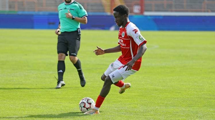 Regional League soccer match between Rot Weiß Oberhausen and SV Rödinghausen at the Niederrhein Stadium in Oberhausen ** FOR EDITORIAL PURPOSES ONLY ** EDITORIAL USE ONLY ** p Denis Donkor, No. 19 of RWO, wearing a red jersey for Rot Weiß Oberhausen and SV Rödinghausen wearing black jerseys during the Regional League soccer match on Sunday, September 27, 2026, at the Niederrhein Stadium in Oberhausen. Photo by Frank Oppitz, FUNKE Photo Services p Sports Germany NRW Oberhausen Copyright FrankxOppitz Copyright: FrankxOppitz doc87s8ga4uut12qtfahe2 ,EDITORIAL USE ONLY Copyright: FrankxOppitz