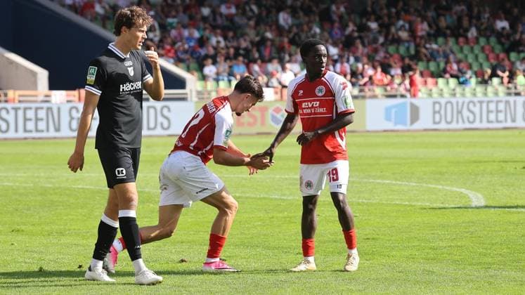 Regional League soccer match between Rot Weiß Oberhausen and SV Rödinghausen at the Niederrhein Stadium in Oberhausen ** FOR EDITORIAL PURPOSES ONLY ** EDITORIAL USE ONLY ** p Joel Vega Zambrano, No. 17 of RWO, wearing a red jersey for Rot Weiß Oberhausen and SV Rödinghausen wearing black jerseys during the Regional League soccer match on Sunday, September 27, 2026, at the Niederrhein Stadium in Oberhausen. Photo by Frank Oppitz, FUNKE Photo Services p Sports, Germany, North Rhine-Westphalia, Oberhausen. Copyright FrankxOppitz Copyright: FrankxOppitz doc87s8ga5426xhu1n3a6o ,EDITORIAL USE ONLY Copyright: FrankxOppitz