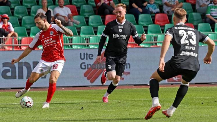 Regional League soccer match between Rot Weiß Oberhausen and SV Rödinghausen at the Niederrhein Stadium in Oberhausen ** FOR EDITORIAL PURPOSES ONLY ** EDITORIAL USE ONLY ** p Nils Winter, No. 23 of RWO, wearing a red jersey for Rot Weiß Oberhausen and SV Rödinghausen wearing black jerseys during the Regional League soccer match on Sunday, September 27, 2026, at the Niederrhein Stadium in Oberhausen. Photo by Frank Oppitz, FUNKE Photo Services p Sports Germany NRW Oberhausen. Copyright FrankxOppitz Copyright: FrankxOppitz doc87s8ga7v7iuy81mjac1 ,EDITORIAL USE ONLY Copyright: FrankxOppitz