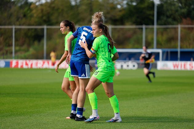 Soccer I Women s I 2026–2027 Season I DFB Cup I FC Schalke 04 vs. SGS Essen I September 27, 2026 Lilly Stojan 5, FC Schalke 04, and Antonia Baaß 8, SGS Essen high-five each other after the game3 Gelsenkirchen Parkstadion North Rhine-Westphalia Germany Copyright: xLobeca CedricxSiefkerx