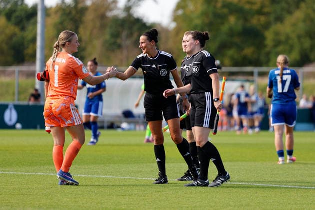 Soccer I Women s I 2026–2027 Season I DFB Cup I FC Schalke 04 vs. SGS Essen I September 27, 2026 Julia Matuszek 1, FC Schalke 04 high-fives the officiating crew after the game: Nadine Westerhoff (referee), Adrian Mazurkiewicz (assistant referee), and Carina Sokolowski (assistant referee). Fair Play, Gelsenkirchen, Parkstadion, North Rhine-Westphalia, Germany Copyright: xLobeca CedricxSiefkerx