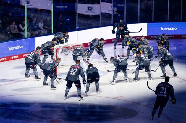 The Munich players take their oaths in the spotlight around goalie Antoine Bibeau, EHC Red Bull Munich, 30 GER, EHC Red Bull Munich vs. Löwen Frankfurt ice hockey, DEL, 2026–2027 season, Matchday 4, September 27, 2026. Photo by HMB Media, Franz Feiner Copyright: HMBxMedia FranzxFeiner