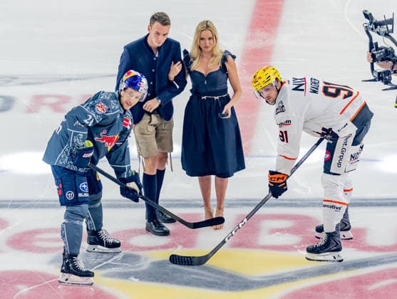 Oktoberfest Playmate Valentina Ruckle performs the Anbully between Dominik Kahun of EHC Red Bull Munich (21) and Austin Wagner of Löwen Frankfurt (91) GER, EHC Red Bull Munich vs. Löwen Frankfurt ice hockey, DEL, 2026–2027 season, Matchday 4, September 27, 2026. Photo: HMB Media, Franz Feiner Copyright: HMBxMedia FranzxFeiner