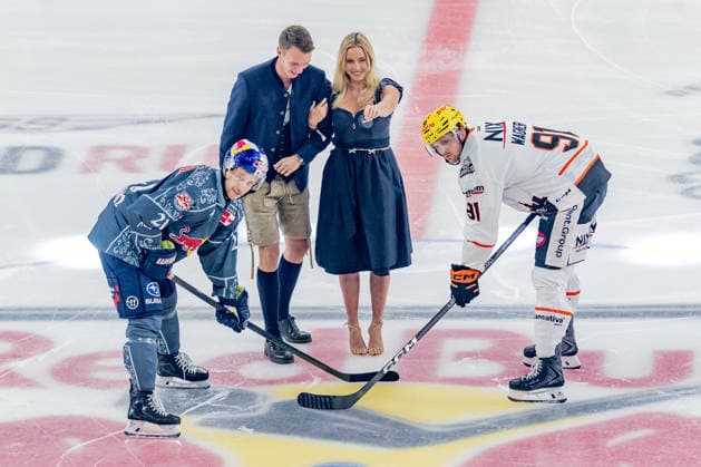 Oktoberfest Playmate Valentina Ruckle performs the Anbully between Dominik Kahun of EHC Red Bull Munich (21) and Austin Wagner of Löwen Frankfurt (91) GER, EHC Red Bull Munich vs. Löwen Frankfurt ice hockey, DEL, 2026–2027 season, Matchday 4, September 27, 2026. Photo: HMB Media, Franz Feiner Copyright: HMBxMedia FranzxFeiner