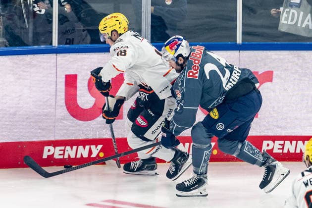 Battle for the Puck: Face-off between Eric Uba (Loewen Frankfurt, 18) and Ryan Murphy (EHC Red Bull Munich, 24, GER), EHC Red Bull Munich vs. Loewen Frankfurt Ice Hockey, DEL, 2026–2027 Season, Matchday 4, September 27, 2026 Photo: HMB Media, Franz Feiner Copyright: HMBxMedia FranzxFeiner