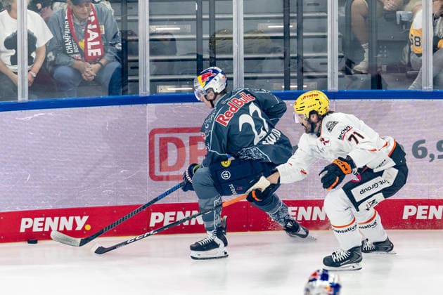 Battle for the Puck: Face-off between Veit Oswald (EHC Red Bull Munich, 27) and Linus Froeberg (Loewen Frankfurt, 71, GER), EHC Red Bull Munich vs. Loewen Frankfurt Ice Hockey, DEL, 2026–2027 Season, Matchday 4, September 27, 2026 Photo: HMB Media, Franz Feiner Copyright: HMBxMedia FranzxFeiner