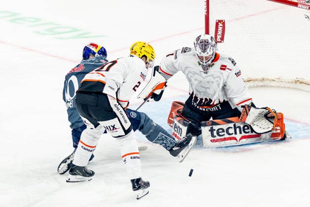 Fabio Kose of the Loewen Frankfurt (No. 20) blocks a shot on goal by Elis Hede of the EHC Red Bull Munich (No. 10) on Nico Pertuch, goaltender for the Loewen Frankfurt (No. 01), GER, EHC Red Bull Munich vs. Löwen Frankfurt Ice Hockey, DEL, 2026–2027 Season, Matchday 4, September 27, 2026 Photo by HMB Media, Franz Feiner Copyright: HMBxMedia FranzxFeiner