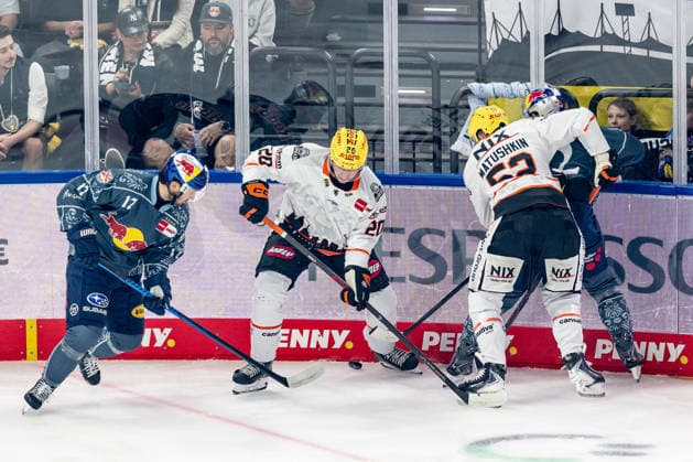 Fabio Kose (Loewen Frankfurt, 20) and Maksim Matushkin (Loewen Frankfurt, 52) battle for the puck with Taro Hirose (EHC Red Bull Munich, 17) and Patrick Hager (EHC Red Bull Munich, 52) GER, EHC Red Bull Munich vs. Loewen Frankfurt Ice Hockey, DEL, 2026–2027 Season, Matchday 4, September 27, 2026 Photo: HMB Media, Franz Feiner Copyright: HMBxMedia FranzxFeiner