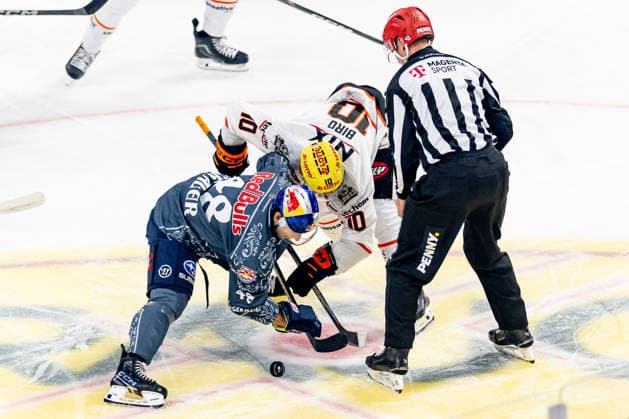 Faceoff between Lucas Thaler (EHC Red Bull Munich, 48) and Brandon Biro (Loewen Frankfurt, 10) GER, EHC Red Bull Munich vs. Loewen Frankfurt ice hockey, DEL, 2026–2027 season, Matchday 4, September 27, 2026 Photo: HMB Media, Franz Feiner Copyright: HMBxMedia FranzxFeiner