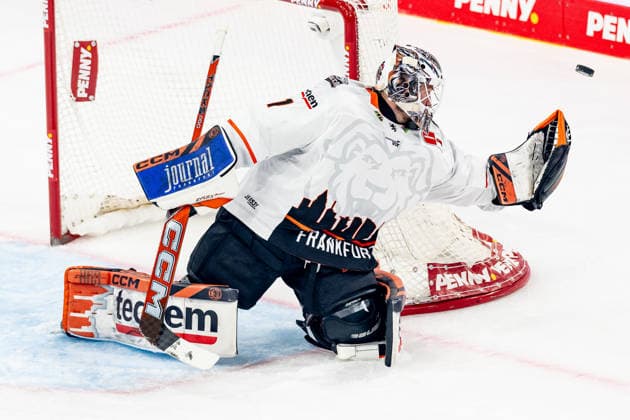 Nico Pertuch, goaltender, Löwen Frankfurt, 01, blocking a puck (GER), EHC Red Bull Munich vs. Löwen Frankfurt, ice hockey, DEL, 2026–2027 season, Matchday 4, September 27, 2026 Photo: HMB Media, Franz Feiner Copyright: HMBxMedia FranzxFeiner