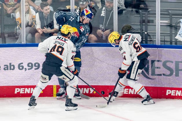 Battle for the puck between Veit Oswald (EHC Red Bull Munich, 27), Michael Joyaux (Löwen Frankfurt, 49), and Markus Schwaiger (Löwen Frankfurt, 64), GER, EHC Red Bull Munich vs. Löwen Frankfurt Ice Hockey, DEL, 2026–2027 Season, Matchday 4, September 27, 2026 Photo: HMB Media, Franz Feiner Copyright: HMBxMedia FranzxFeiner