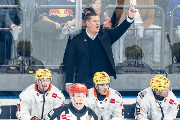 Tom Pokel, Head Coach, Löwen Frankfurt, giving instructions; GER, EHC Red Bull Munich vs. Löwen Frankfurt, ice hockey, DEL, 2026–2027 season, Matchday 4, September 27, 2026. Photo: HMB Media, Franz Feiner Copyright: HMBxMedia FranzxFeiner