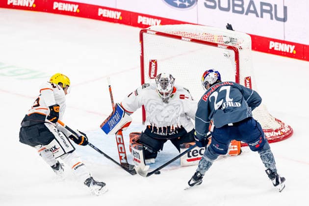 Veit Oswald (EHC Red Bull Munich, 27) is stopped here by Nico Pertuch (goalie, Löwen Frankfurt, 01) and Maksim Matushkin (Löwen Frankfurt, 52, GER), EHC Red Bull Munich vs. Löwen Frankfurt Ice Hockey, DEL, 2026–2027 Season, Matchday 4, September 27, 2026. Photo: HMB Media, Franz Feiner Copyright: HMBxMedia FranzxFeiner
