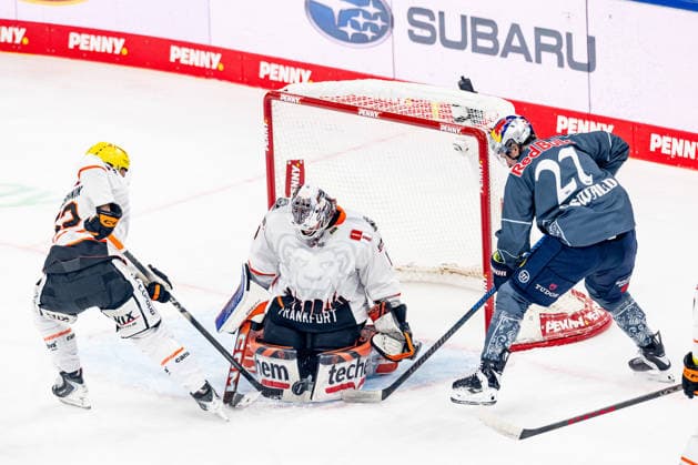 Veit Oswald (EHC Red Bull Munich, 27) is stopped here by Nico Pertuch (goalie, Löwen Frankfurt, 01) and Maksim Matushkin (Löwen Frankfurt, 52, GER), EHC Red Bull Munich vs. Löwen Frankfurt Ice Hockey, DEL, 2026–2027 Season, Matchday 4, September 27, 2026. Photo: HMB Media, Franz Feiner Copyright: HMBxMedia FranzxFeiner