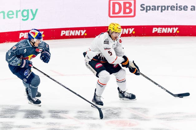 Bjoern Krupp, Loewen Frankfurt, 05, marked by Moritz Warnecke, EHC Red Bull Munich, 09, GER, EHC Red Bull Munich vs. Loewen Frankfurt, ice hockey, DEL, 2026–2027 season, Matchday 4, September 27, 2026 Photo: HMB Media, Franz Feiner Copyright: HMBxMedia FranzxFeiner