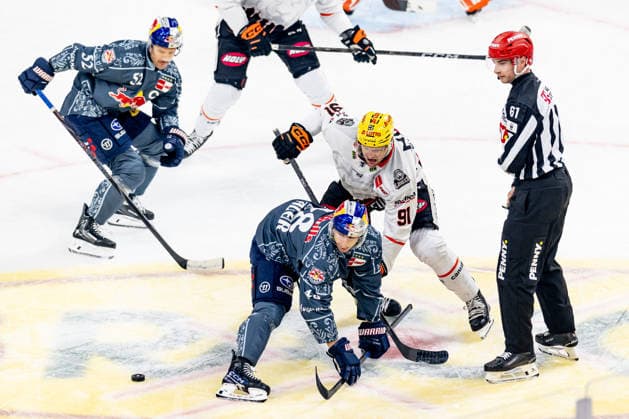 Linesman Markus Merk officiates a faceoff between Lucas Thaler of EHC Red Bull Munich, 48, and Austin Wagner of Löwen Frankfurt, 91 (GER), EHC Red Bull Munich vs. Löwen Frankfurt ice hockey, DEL, 2026–2027 season, Matchday 4, September 27, 2026. Photo: HMB Media, Franz Feiner Copyright: HMBxMedia FranzxFeiner