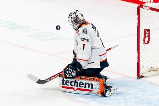 Nico Pertuch, goaltender, Löwen Frankfurt, 01, blocking a puck (GER), EHC Red Bull Munich vs. Löwen Frankfurt, ice hockey, DEL, 2026–2027 season, Matchday 4, September 27, 2026. Photo by HMB Media, Franz Feiner Copyright: HMBxMedia FranzxFeiner