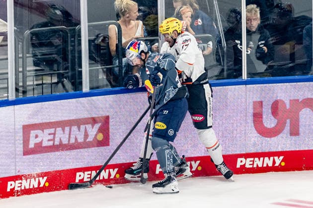 Battle for the Puck: Face-off between Ryan Murphy (EHC Red Bull Munich, 24) and Daniel Pfaffengut (Loewen Frankfurt, 77, GER), EHC Red Bull Munich vs. Loewen Frankfurt Ice Hockey, DEL, 2026–2027 Season, Matchday 4, September 27, 2026 Photo: HMB Media, Franz Feiner Copyright: HMBxMedia FranzxFeiner