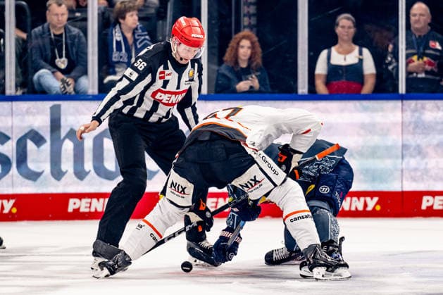 Linesman Yannik Koziol officiates a faceoff between Matthew Wedman of Löwen Frankfurt, No. 67, and Lucas Thaler of EHC Red Bull Munich, No. 48 (GER), EHC Red Bull Munich vs. Löwen Frankfurt ice hockey, DEL, 2026–2027 season, Matchday 4, September 27, 2026. Photo by HMB Media, Heike Feiner Copyright: HMBxMedia HeikexFeiner