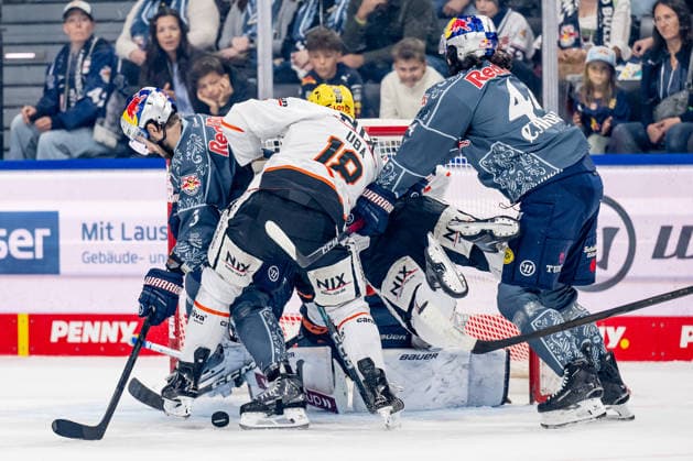 Lukas Klok of EHC Red Bull Munich, 03, and Trevor Carrick of EHC Red Bull Munich, 44, defend against Eric Uba of Löwen Frankfurt, 18, and Matthew Wedman of Löwen Frankfurt, 67, in front of goalie Antoine Bibeau’s net, EHC Red Bull Munich, 30 GER, EHC Red Bull Munich vs. Löwen Frankfurt ice hockey, DEL, 2026–2027 season, Matchday 4, September 27, 2026. Photo by HMB Media, Heike Feiner Copyright: HMBxMedia HeikexFeiner