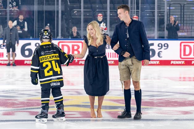 Oktoberfest Playmate Valentina Ruckle receives the puck from the EC Bad Tölz Puck Kid for the opening faceoff of the GER game between EHC Red Bull Munich and Löwen Frankfurt, DEL, 2026–2027 season, Matchday 4, September 27, 2026. Photo: HMB Media, Heike Feiner Copyright: HMBxMedia HeikexFeiner