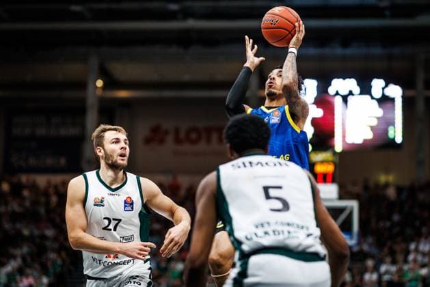 Terrence Edwards of Science City Jena goes head-to-head with Moritz Krimmer of the Gladiators Trier and Justin Simon of the Gladiators Trier; action from the Vet Concept Gladiators Trier vs. Science City Jena game, basketball, easyCredit BBL, Matchday 2, 2026–2027 season, September 27, 2026, Vet Concept Gladiators Trier vs. Science City Jena, basketball, easyCredit BBL, Matchday 2, 2026–2027 season, September 27, 2026 Copyright: xEibnerxPressefotox EP_ANS