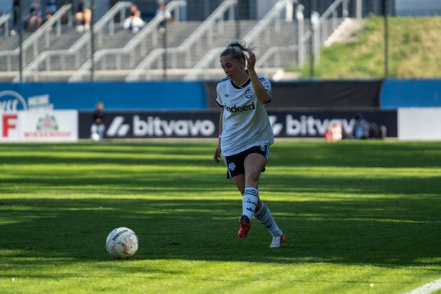 September 27, 2026, xjyhynx, Women s DFB Cup First Round, Karlsruher SC vs. Eintracht Frankfurt, from left: Nina Lührßen 11, Eintracht Frankfurt plays a pass to Karlsruhe